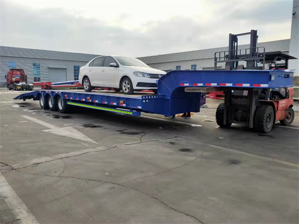 低平板半掛車(chē)倒車(chē)注意事項(xiàng)